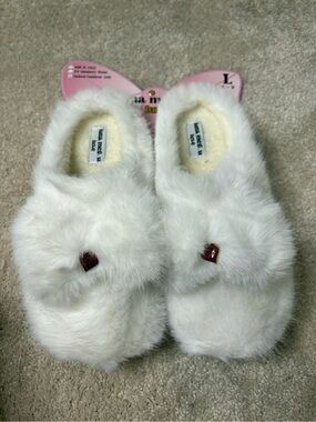 Women’s Cozy White Faux Fur Slippers with Heart Accent